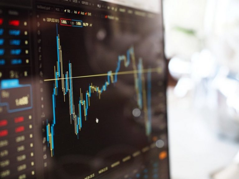 Borse europee caute e petrolio a picco per colpa dei lockdown