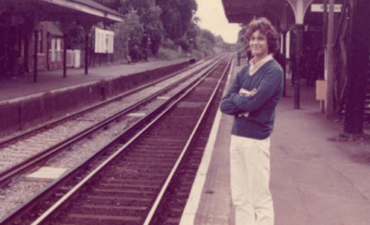 Alessandro Benetton in una stazione ferroviaria di Londra
